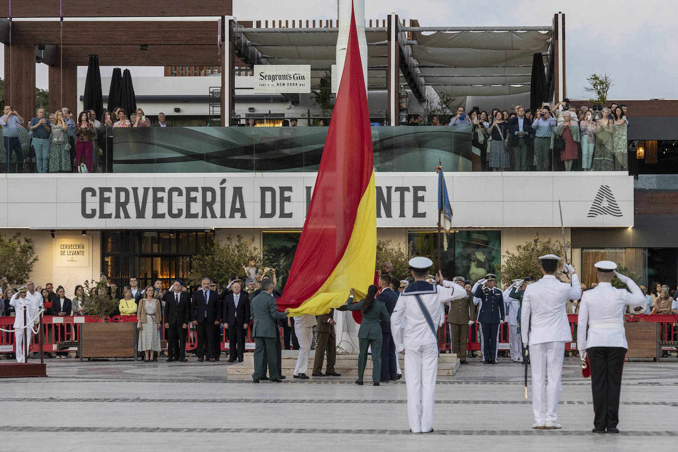 Arriado solemne de bandera en el Muelle de Alfonso XII de Cartagena