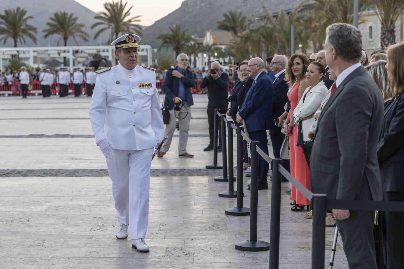 Arriado solemne de bandera en el Muelle de Alfonso XII de Cartagena