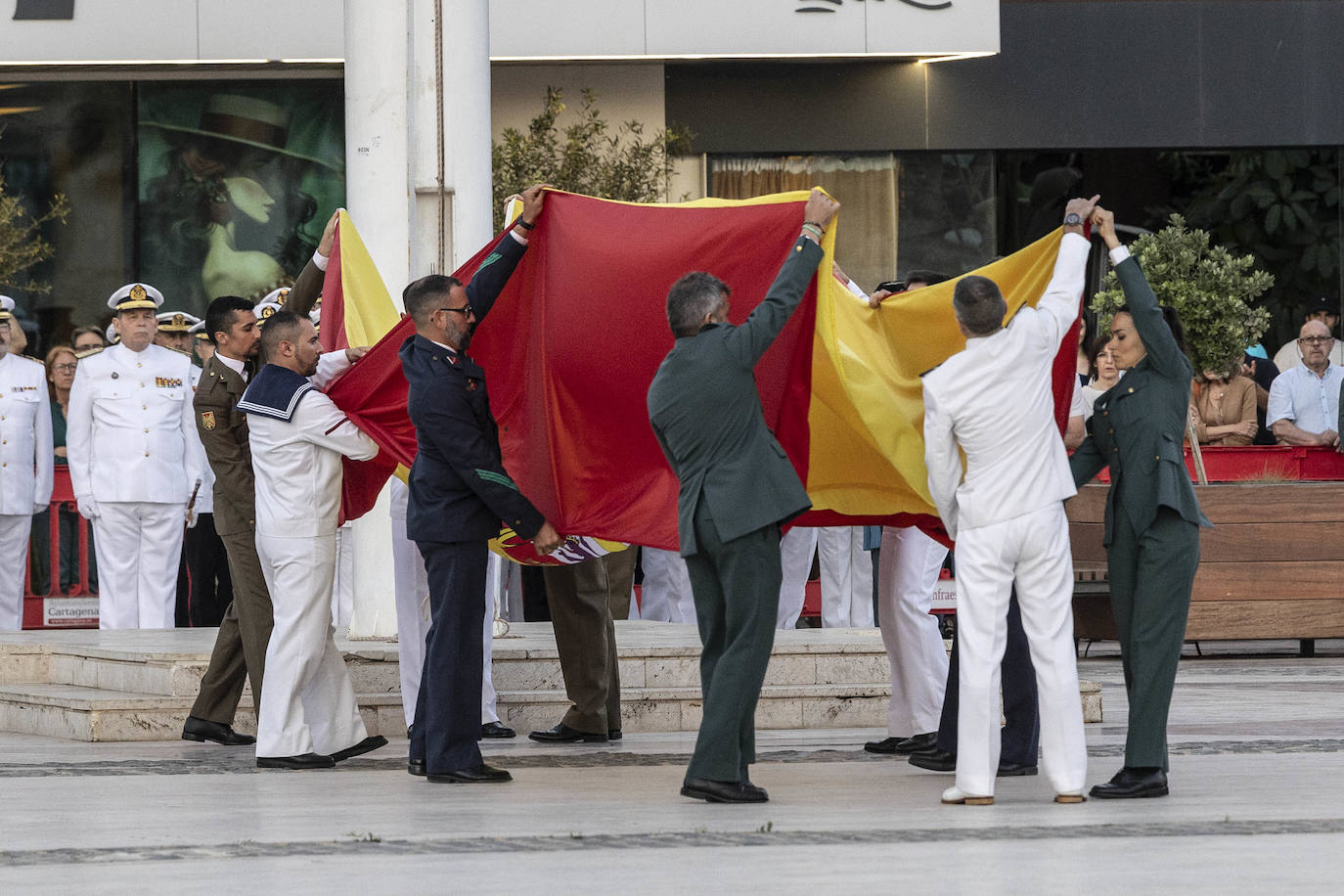 Arriado solemne de bandera en el Muelle de Alfonso XII de Cartagena