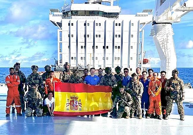 Los soldados de la Fuerza de Guerra Naval Especial, junto a los tripulantes del carguero rescatado.