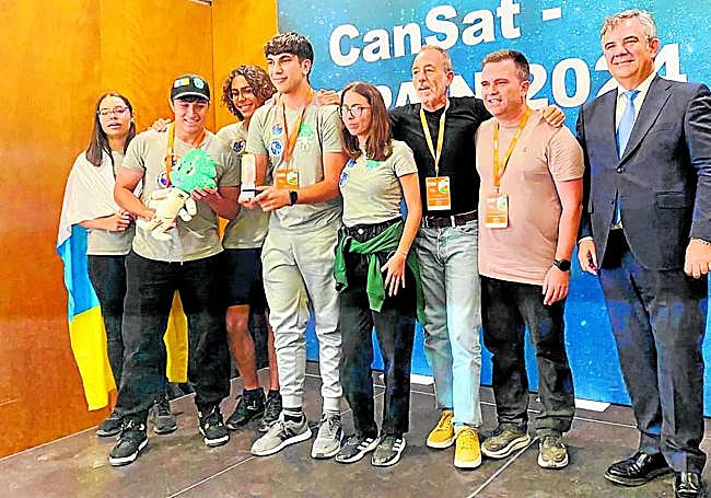 El equipo canario, Gransat IV, ganador del CanSat, con el consejero de Investigación, Juan María Vázquez.