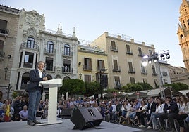 Feijóo interviene en el mitin, este viernes, en la plaza del Cardenal Belluga de Murcia.