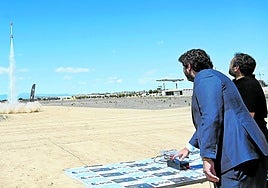 El presidente de la Comunidad de Murcia, Fernando López Miras, activa el lanzamiento de uno de los cohetes de la edición nacional del CanSat en la Base Aérea de Alcantarilla.