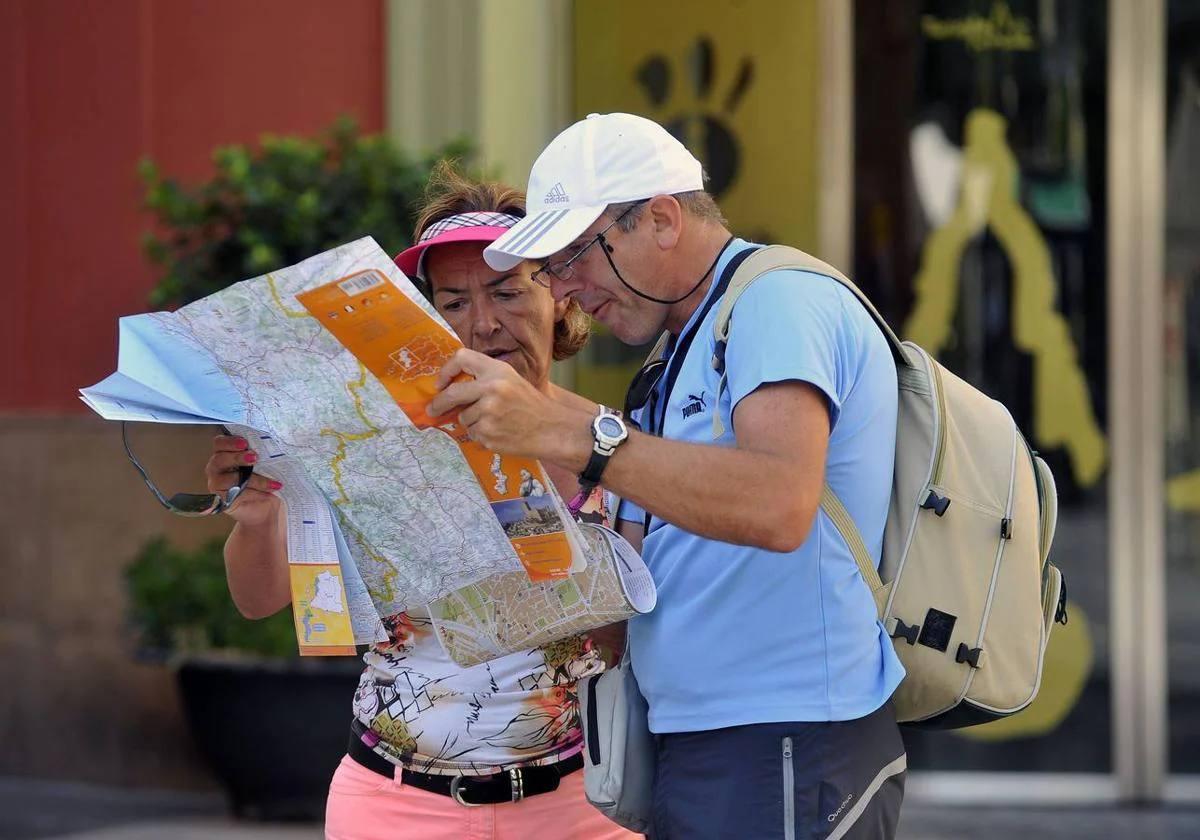 Turistas conultan un plano en Murcia, en una imagen de archivo.