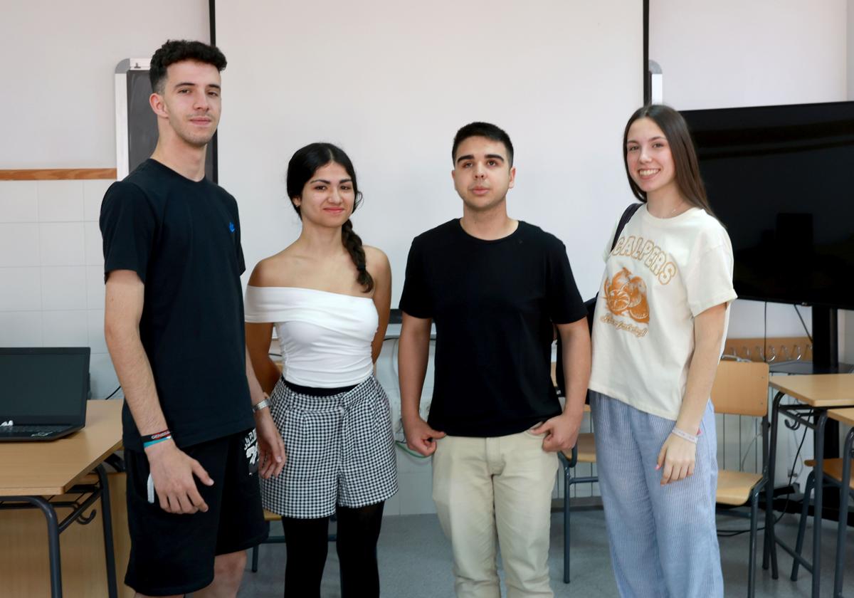 Manuel Sánchez, Raquel Martínez, Aarón Ruiz y Blanca Sánchez, alumnos del IES Alfonso X de Murcia, en una de las aulas del centro, hablando sobre las elecciones europeas esta semana.