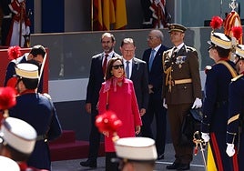 La ministra de Defensa, Margarita Robles, a su llegada al desfile militar con motivo del día de las fuerzas armadas