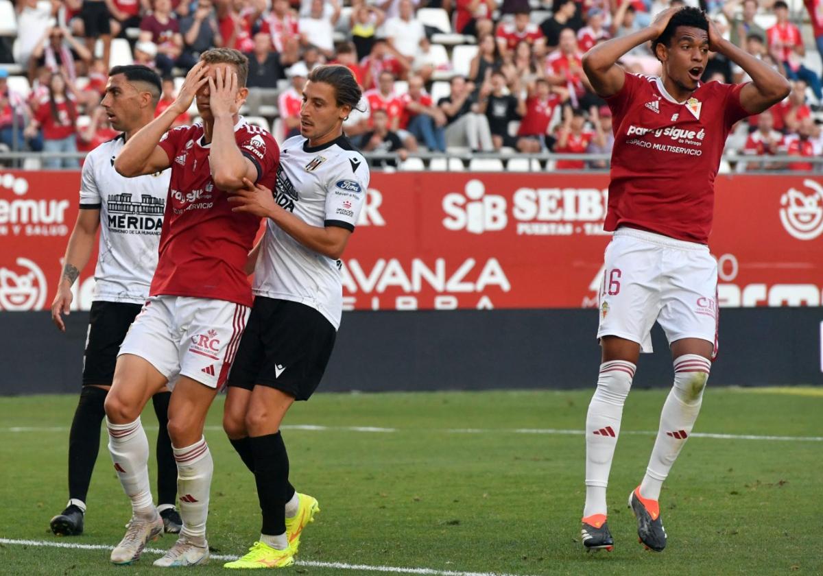 Alberto y Rofino, jugadores del Murcia, lamentan una ocasion fallada ante el Mérida.