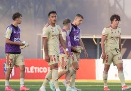 Los jugadores granas tras acabar el partido ante el Atleti B.