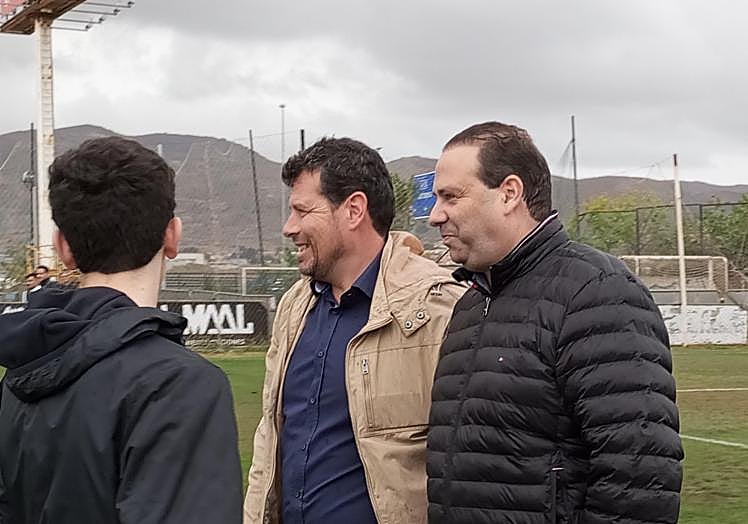 El presidente Eloy Moreno, felicitado por aficionados tras clasificarse para la fase de aascenso.