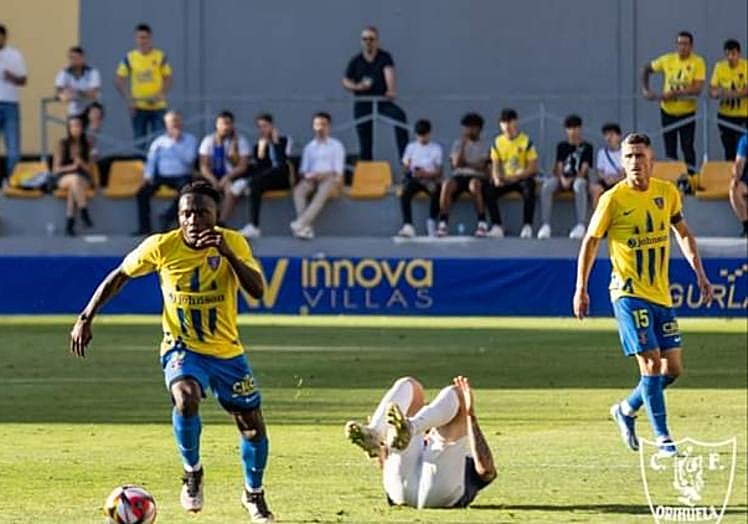 Alu roba el balón al jugador tendido en el césped, observado por Callejón.