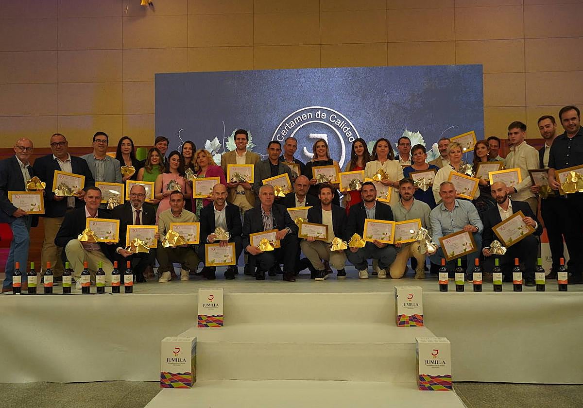 Imagen grupal de los premiados en el Certamen de Calidad de Vinos DOP.