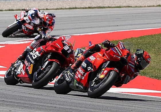 Acosta persiguiendo a Bagnaia durante la carrera.