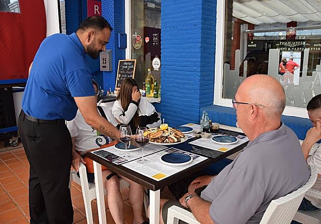 La familia holandesa Nicolas en el Athens Greek Grill de Los Narejos.