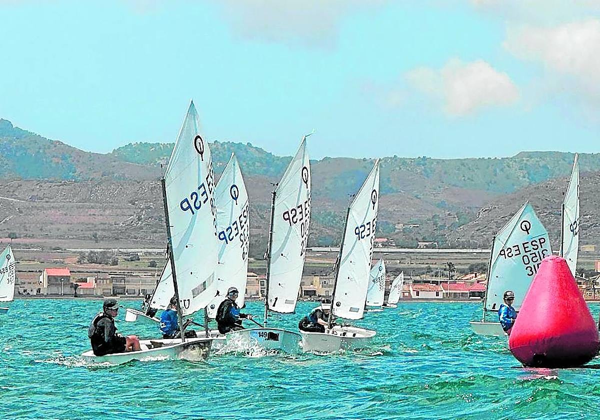 Un momento de la regata celebrada ayer en aguas del Mar Menor.
