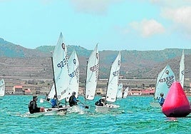 Un momento de la regata celebrada ayer en aguas del Mar Menor.