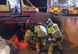 Los bomberos tuvieron que excarcelar los cuerpos.
