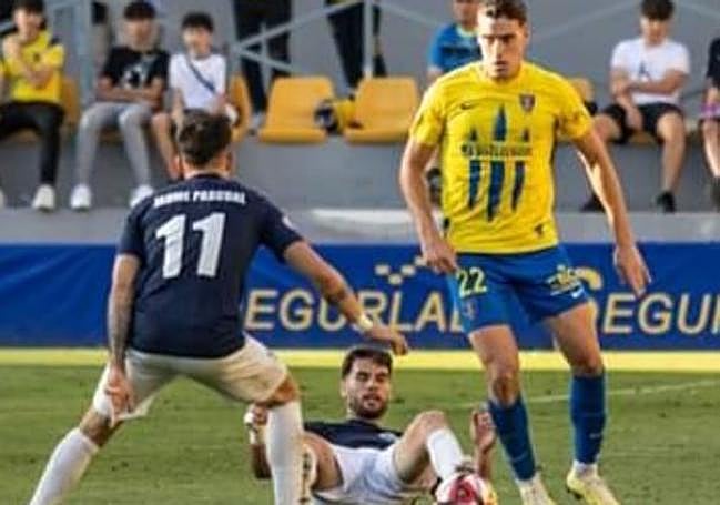 Mendi arrebata el balón al delantero Moreno caído sobre el césped.