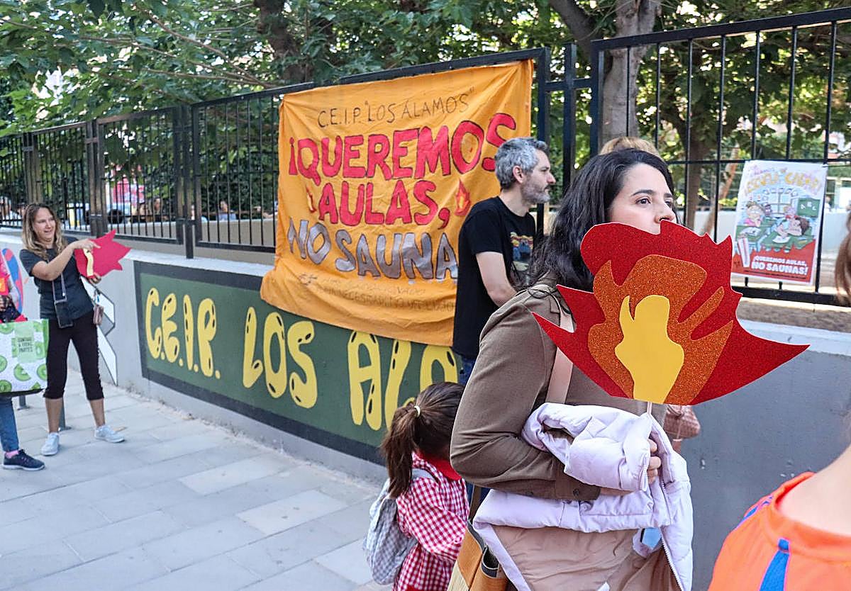 Varias personas, durante la protesta celebrada hace dos semanas en Murcia.