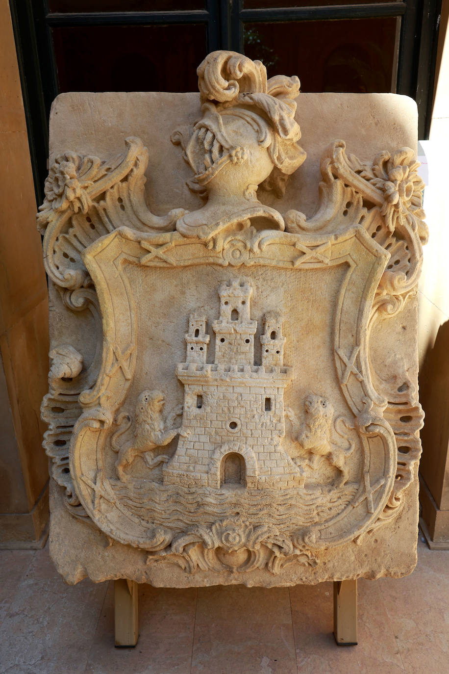 Escudo heráldico de la Familia Álvarez de Belmonte procedente de la Mansión desaparecida de la Plaza Calderón de la Barca, Murcia.