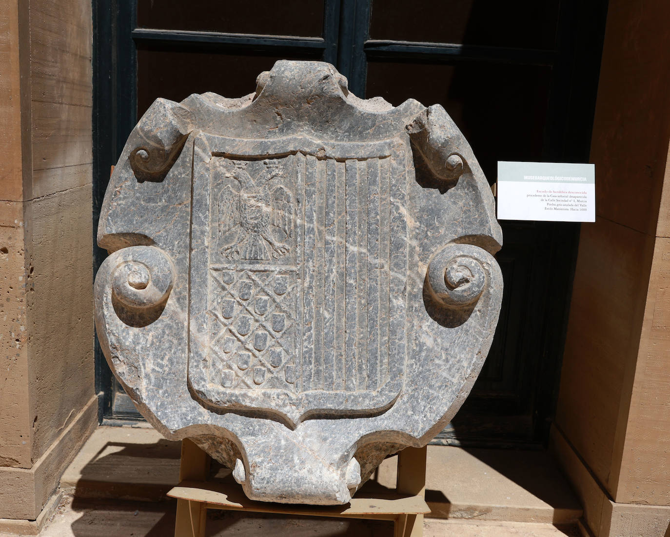 Escudo de heráldica desconocida procedente de la Casa señorial desaparecida de la Calle Sociedad nº 4, Murcia.