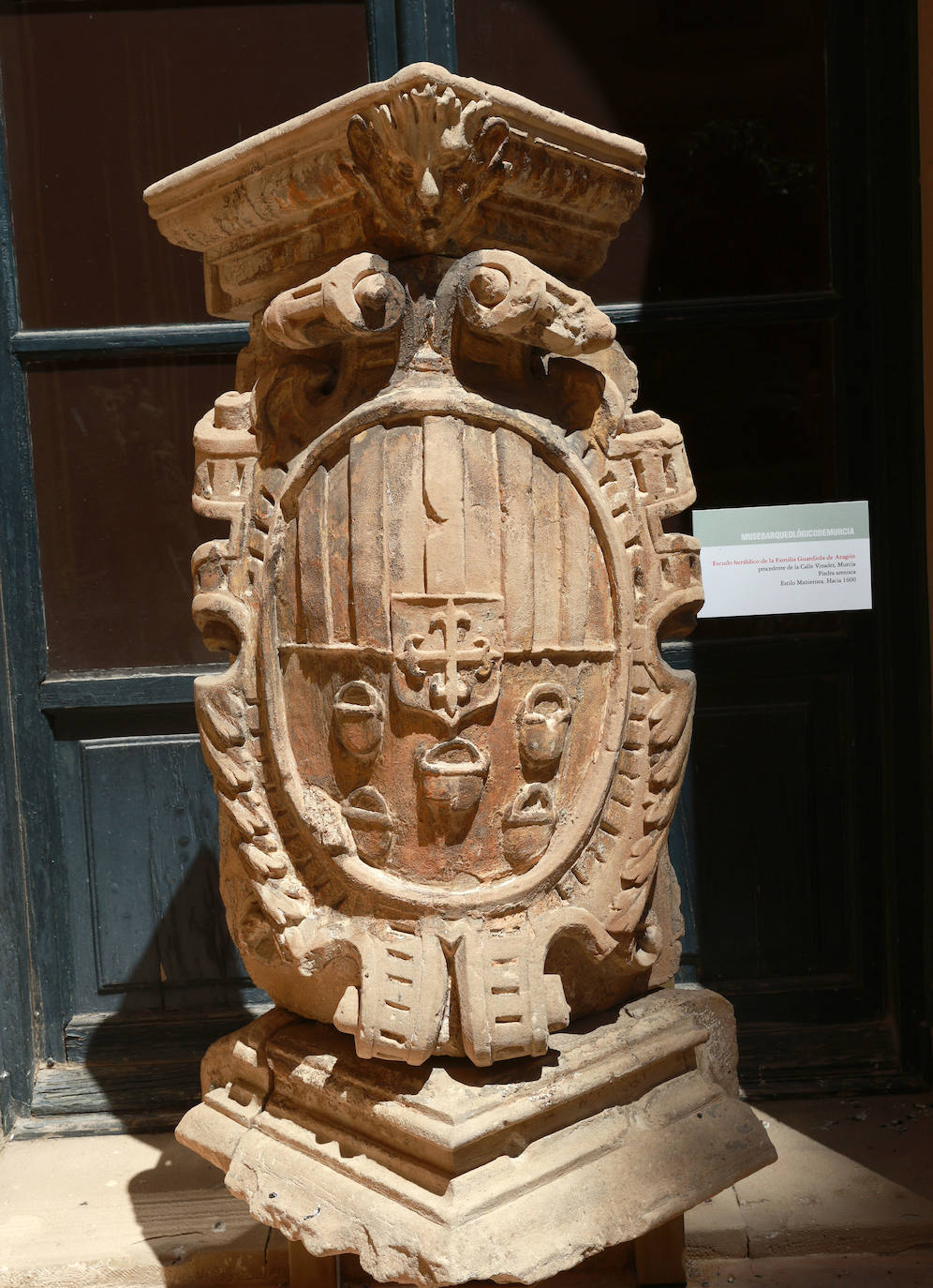 Escudo heráldico de la Familia Guardiola de Aragón procedente de la Calle Vinader, Murcia.