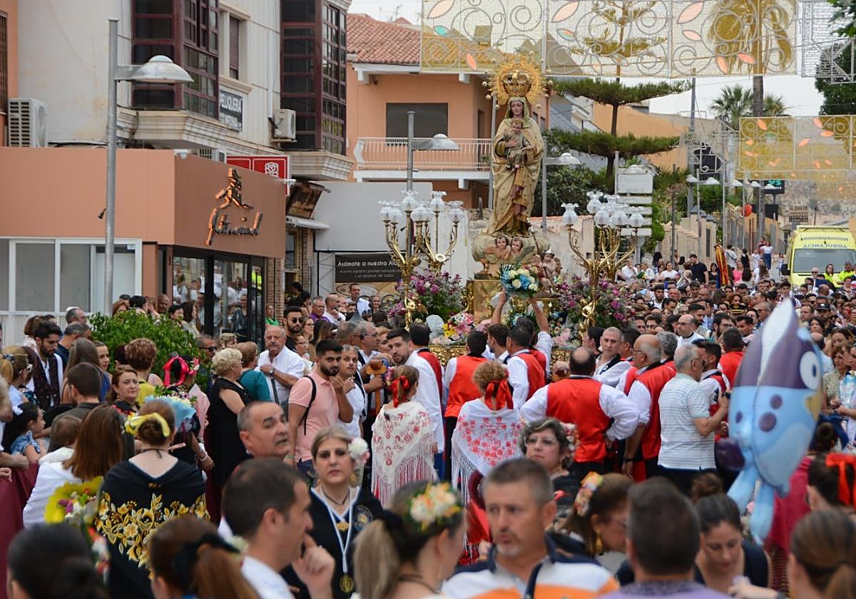 Los romeros acompañan a la Virgen de la Salud, ayer, en Archena.