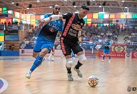 Juanjo Angosto, meta de ElPozo y héroe del triunfo murciano, protege la pelota ante el acoso del local Boyis, anoche en el Virgen de la Cabeza.