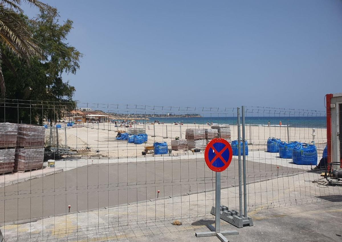 Imagen secundaria 1 - Estado actual de las obras de Costas en una imagen tomada este mismo lunes.