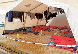 Rescatan a 17 inmigrantes a bordo de una patera cerca de Águilas