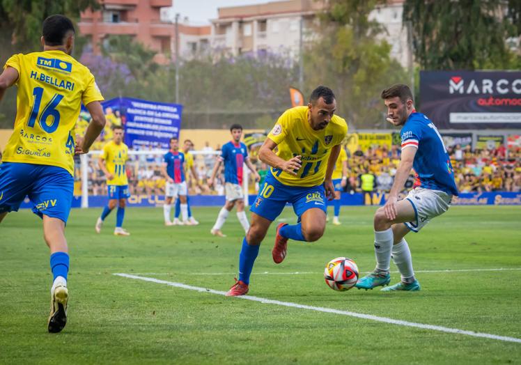 De Las Cuevas se interna en el área para crear el pase del gol de Juanma que abrió el marcador (1-0) al Barakaldo.