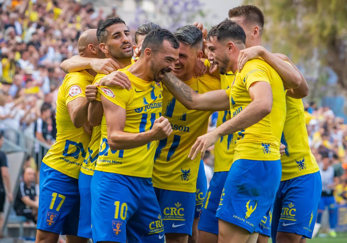 De Las Cuevas (con el puño cerrado) es felicitado por sus compañeros al marcar el 2-0 al Barakaldo.