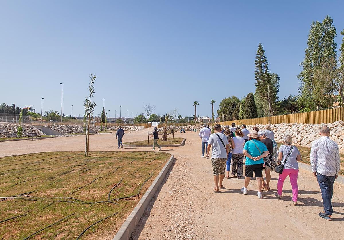 Los vecinos de las urbanización Doña Inés pisan por primera vez su nuevo parque inundable.