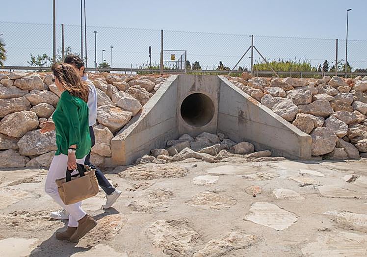 Vista de una las tuberías bajo la N-332 que conecta la balsa de Doña Inés con la del recinto de mercados