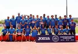 Atletas, entrenadores y directivos celebran el ascenso en Castellón.