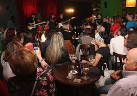 Concierto en un bar del centro de Cartagena, en una fotografía de archivo.