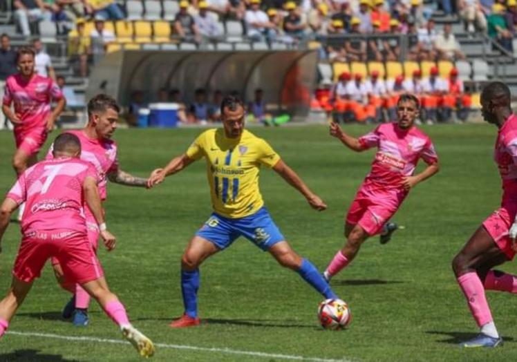 De Las Cuevas marcó dos goles al San Roque en el último partido de liga en Los Arcos.