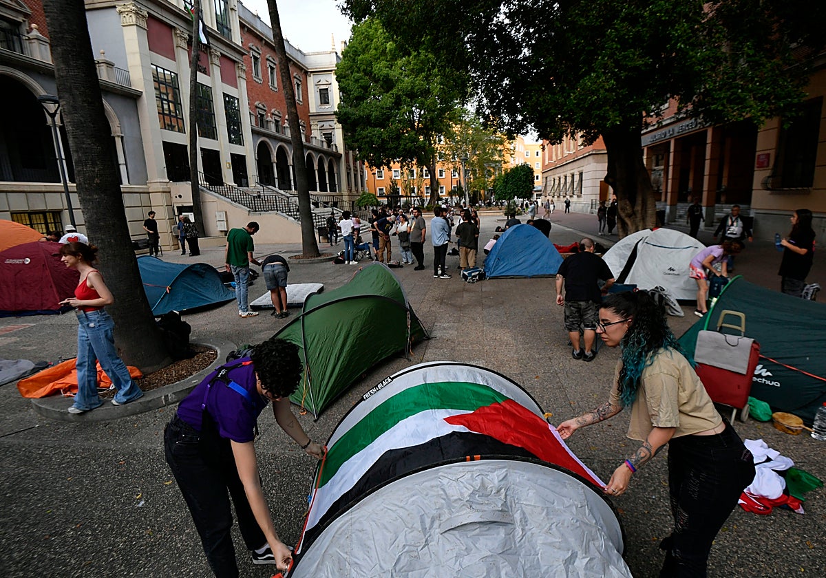 Jóvenes acampados en La Merced en apoyo a Palestina.