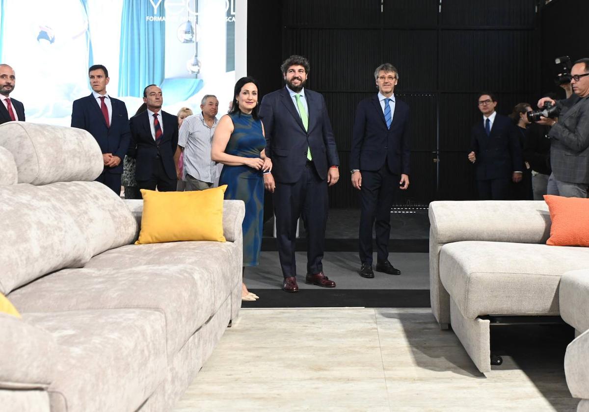 López Miras y otras autoridades, este martes, en la inauguración de la Feria del Mueble de Yecla.