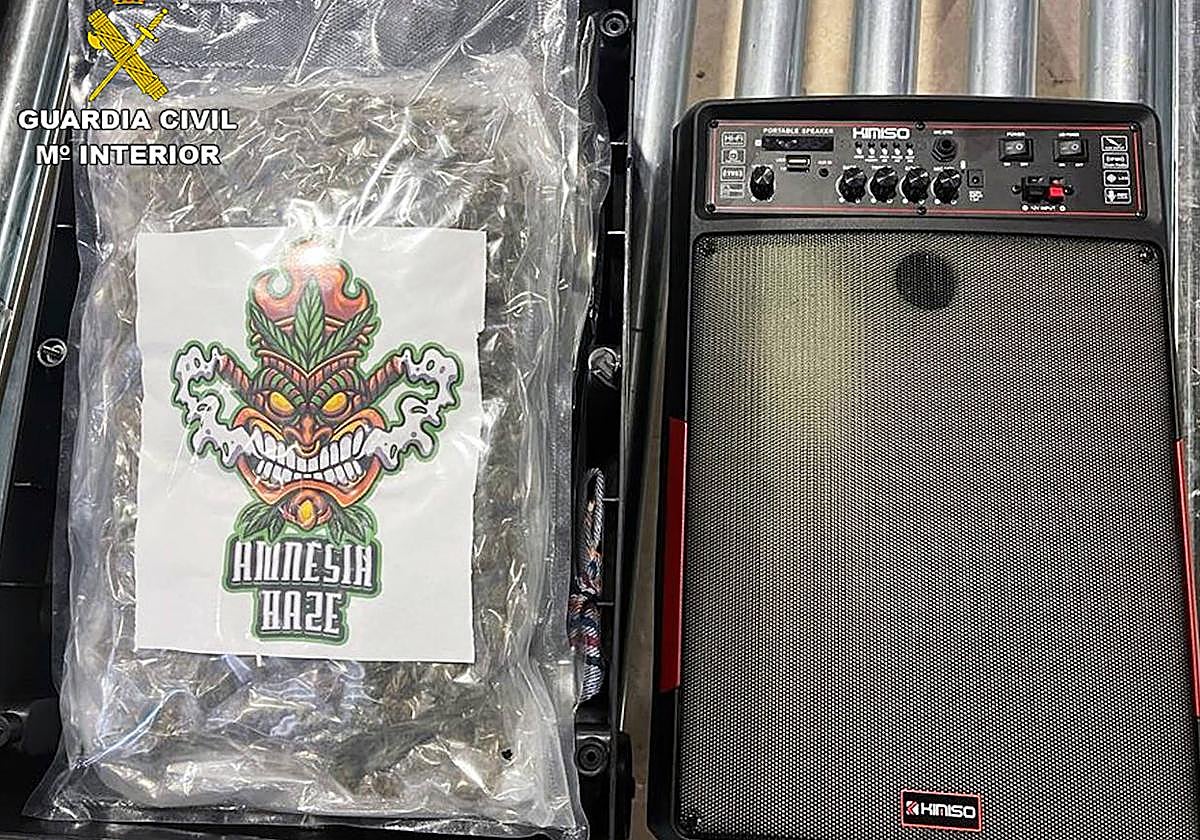 Un paquete de marihuana camuflado dentro de un altavoz.