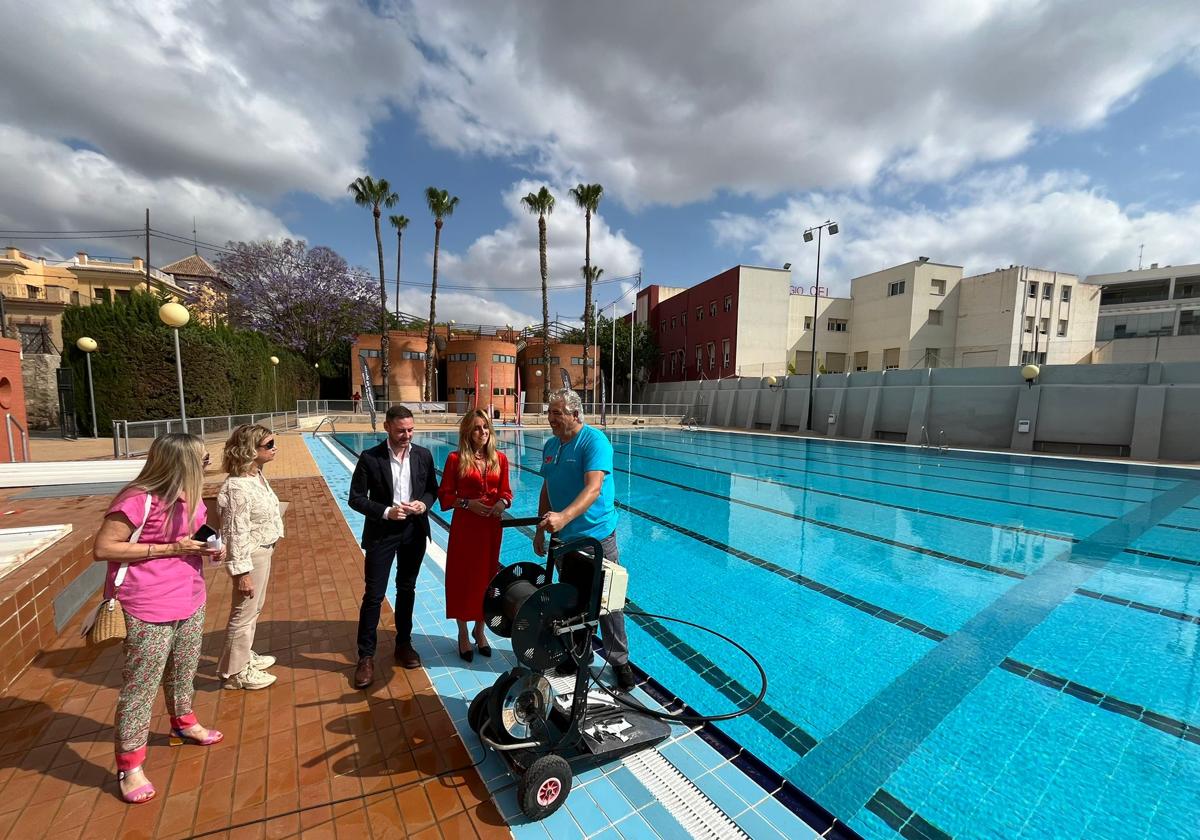 Los concejales Miguel Ángel Noguera y Pilar Torres anuncian el calendario de apertura las piscinas, este martes en Murcia Parque.