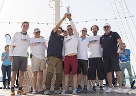 Entrega del trofeo en la XIII Regata Solidaria Carburo de Plata.