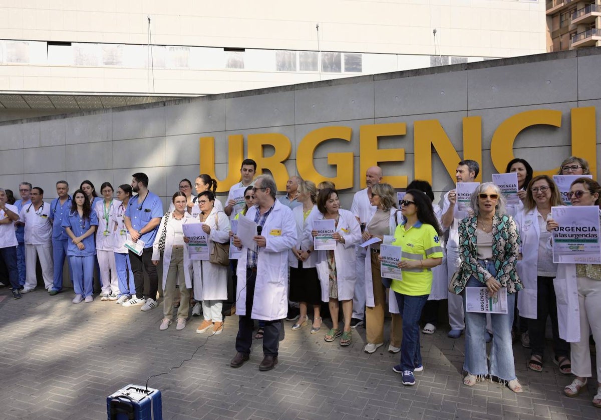 Profesionales del servicio de Urgencias del Reina Sofía, durante la protesta de este martes.