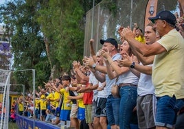 La afición del Orihuela aplaude uno de los goles que marcaron los escorpiones el pasado domingo en Los Arcos.