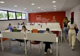 Estudiantes en la sala de Llano de Brujas, este miércoles.