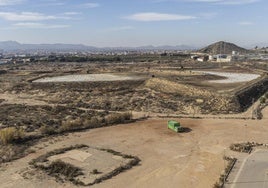 Terrenos y balsas de la antigua factoría Zinsa, en Torreciega, en imagen de archivo.