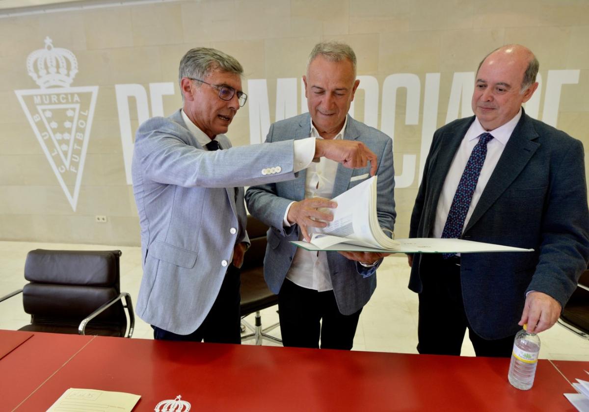 Higinio Pérez, Felipe Moreno y el reestructurador Rafael Marras, en un acto del Real Murcia.