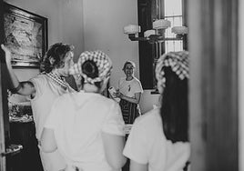 La chef Amor González charla con su equipo de La Birdie antes de iniciar un servicio.