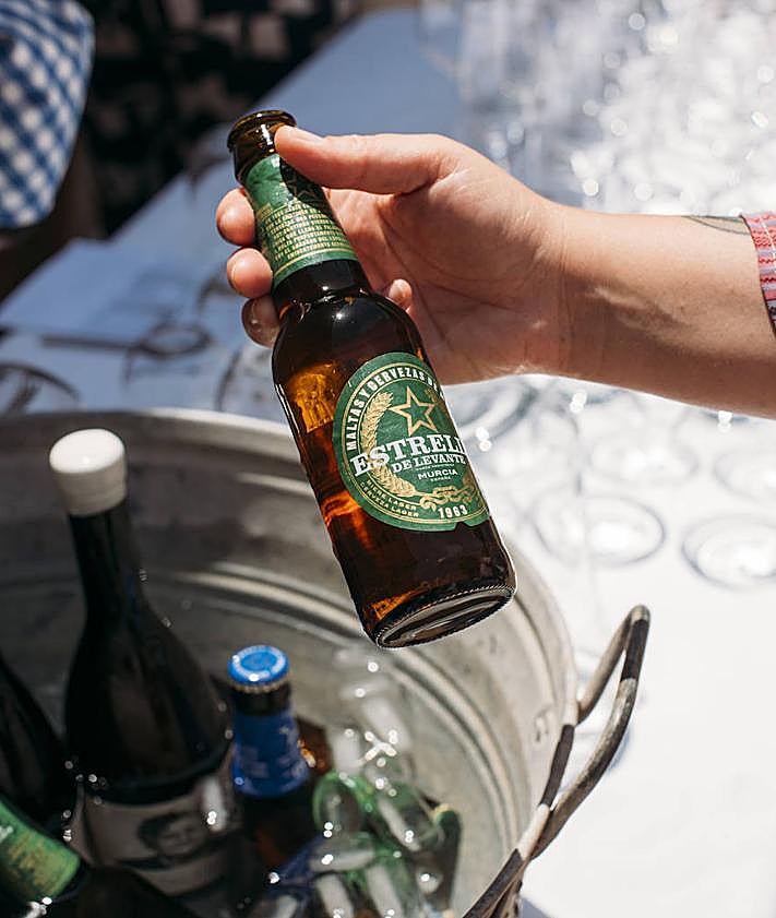 Imagen secundaria 2 - Lecha elaborada con fumet, alioli y sobrasada. Pavlova, uno de los postres estrella. Estrella de Levante, cerveza oficial en los servicios de La Birdie.
