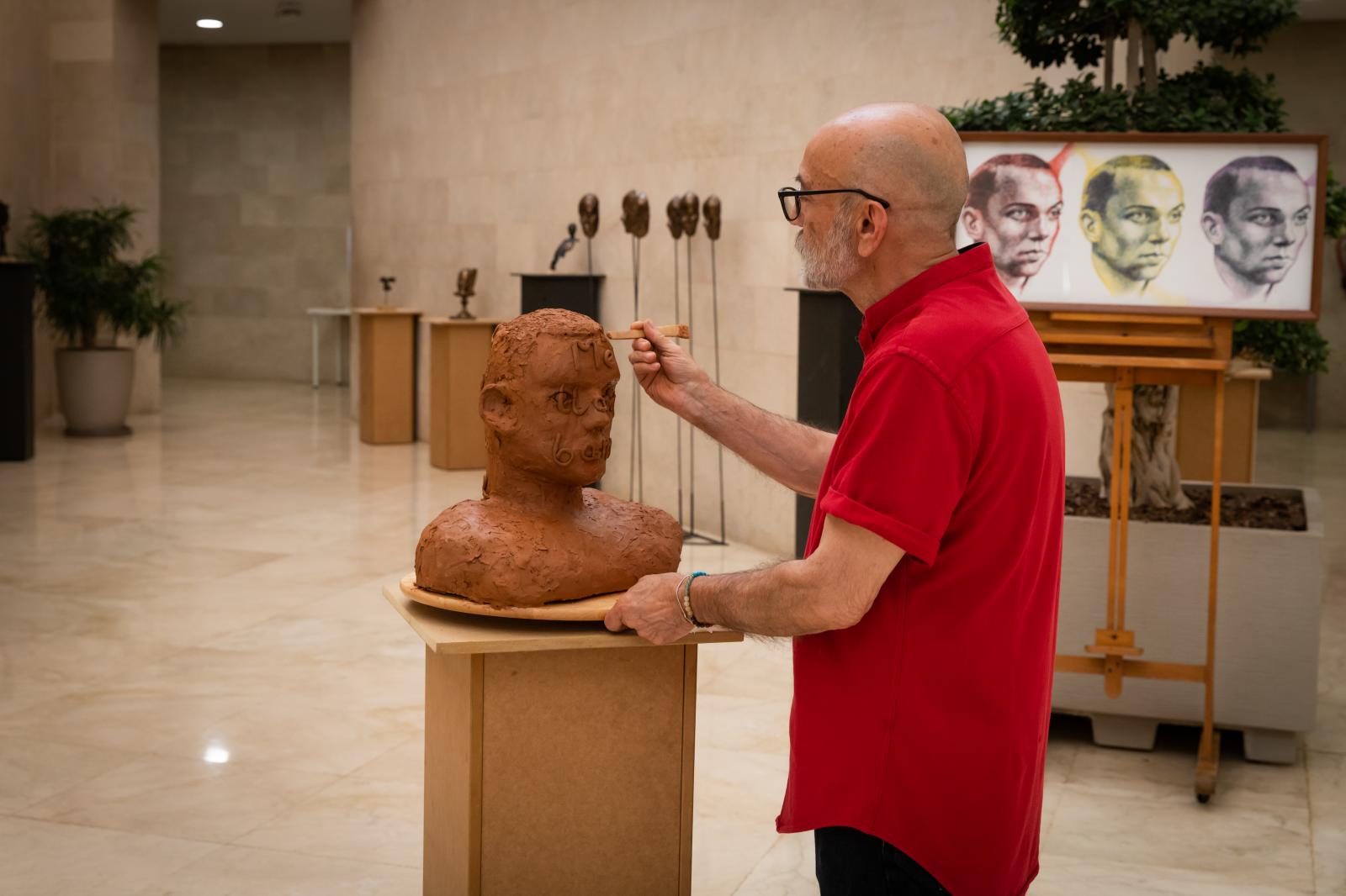 La exposición de esculturas sobre Miguel Hernández, en imágenes