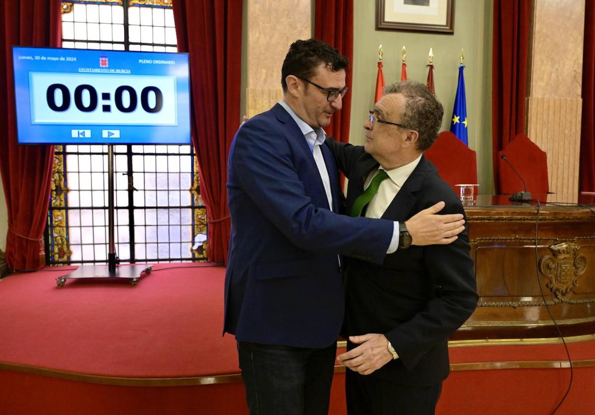 Ginés Ruiz Maciá y José Ballesta, este jueves, en el Pleno del Ayuntamiento de Murcia.